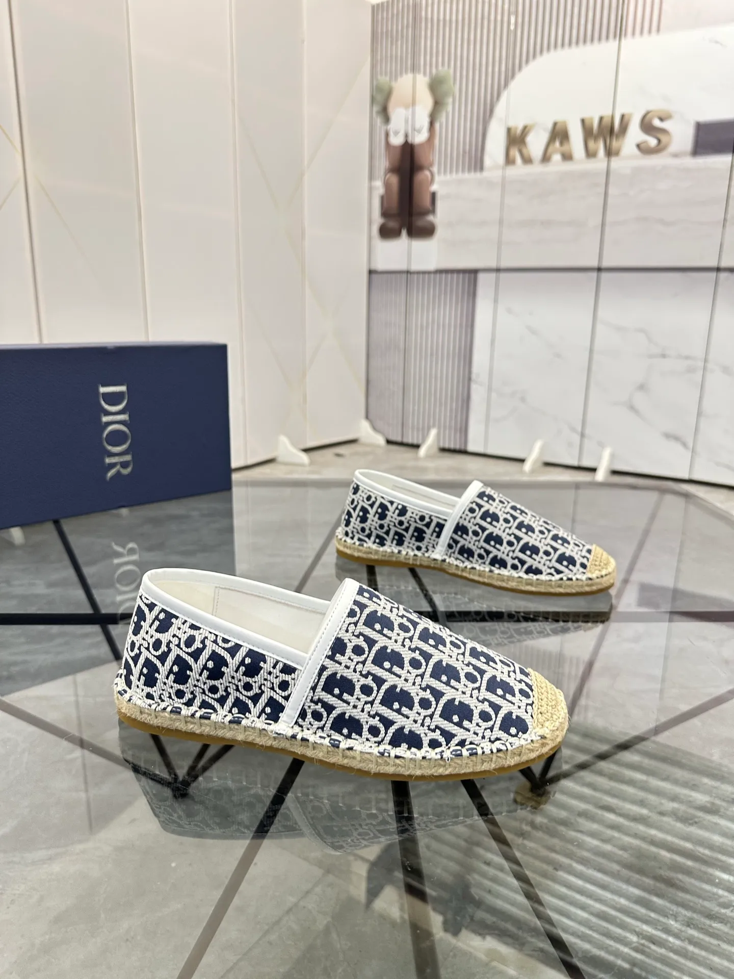 Men's shoes for sale 💰: 💰P400¥ Product trademark: Dior* "Dior*" low-top fisherman's shoes Regular size: 38-44 (can be customized to 37.45) Product materials: imported cowhide leather upper spliced ​​with original fabric, sheepskin lining, original outsole. Number: 1023
